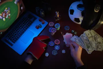 Une femme souriante en tenue traditionnelle utilise son smartphone pendant un moment festif, montrant à quel point l'application KWANZA s'intègre facilement au quotidien.