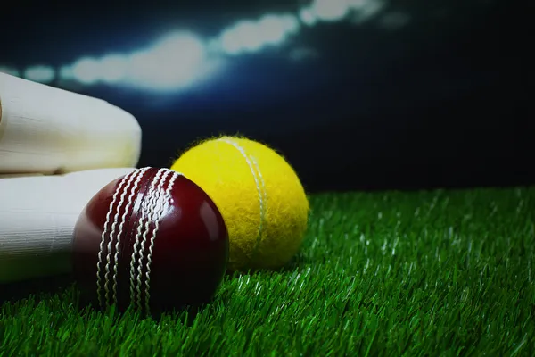 Une femme en robe verte luxueuse se tient près d'une roulette ornée, capturant l'ambiance haut de gamme du casino KWANZA.