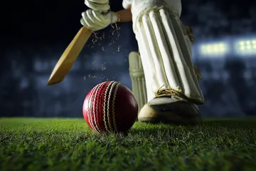 Une femme sourit près de machines à sous lumineuses affichant des symboles chanceux, mettant en valeur l'offre de slots KWANZA.