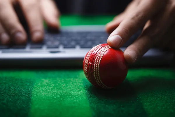 Une scène dramatique où des sevens gagnants s'alignent sur un rouleau entouré de pièces d'or brillantes, symbole des gros gains.