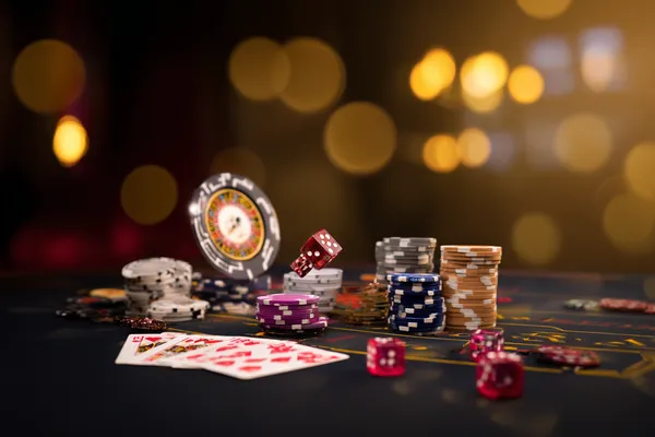 Un croupier sûr de lui entouré de jetons invite les joueurs à accéder à leur compte KWANZA, reflétant des options de connexion simples et rapides.