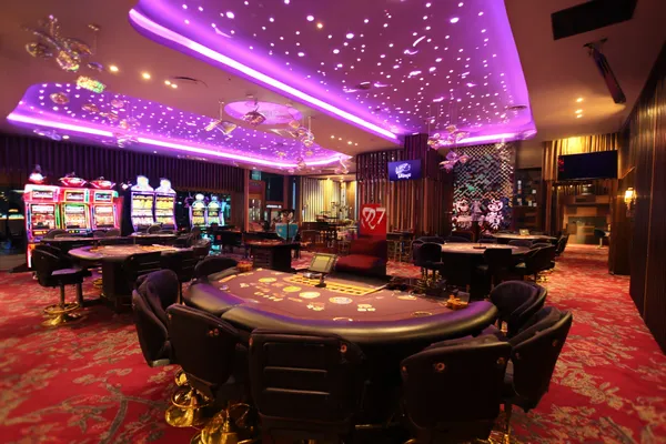 Un ordinateur portable éclaire un formulaire de connexion dans un décor minimaliste, symbolisant le système d'accès protégé de KWANZA.